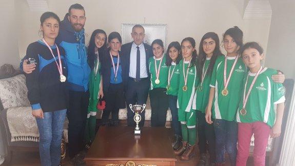 2017/2018 sezonu Futsal Yıldızlar kız kategorisinde Eşmeçayır Ortaokulumuz İl birincisi olmuştur