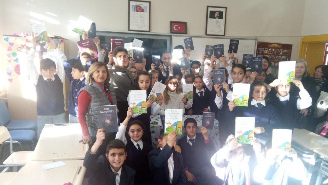 Yazar Sayın Ferrin İlbay YALNIZ İlçe Milli Eğitim Müdürümüz Sayın Atakan KARABAĞ eşliğinde bugün Kazım Karabekir Ortaokulumuzu ziyaret etmişlerdir. 