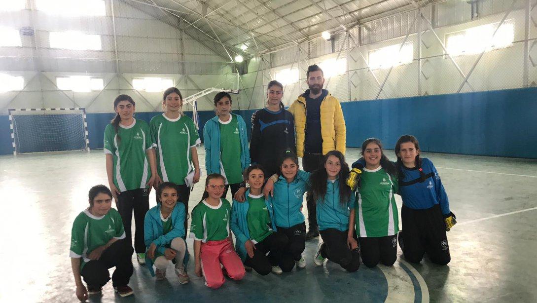 Kars Geneli yapılan Futsal Yarışması Yıldız Kızlar kategorisinde Eşmaçayır İlk-Ortaokulu öğrencilerimiz il ikincisi olmuştur.