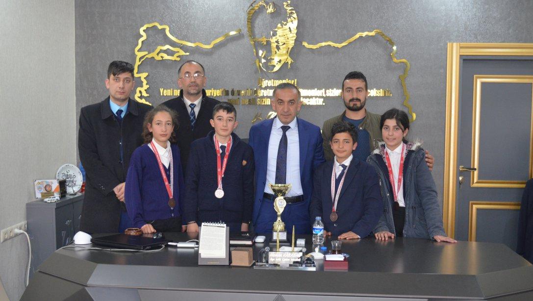 Kars geneli yapılan okullar arası satranç turnuvası Yıldızlar kategorisinde Harakani Ortaokulu öğrencilerimizden Mete KARATOPRAK, Hasan ALAN, Berfin ALTUN ve Berfin ALKAN okul takımı olarak üçüncü olmuşlardır.