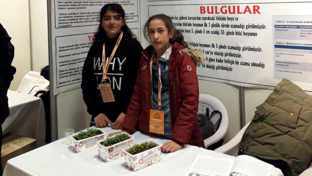 Harakani Ortaokulumuz öğrencilerinden Hümeyra ÇAN ve Berfin ALKAN Fen Bilimleri Öğretmenimiz Sema ATASEVER danışmanlığında TÜBİTAK Ortaokullar Erzurum Bölge Yarışması Biyoloji Alanında projelerini sergilemişlerdir.